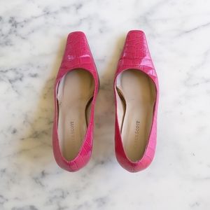 Karen Scott Leather Upper Fuchsia Crocodile Pump with 3" heels.